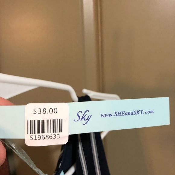 Super cute romper great for summer time. - Picture 3 of 4